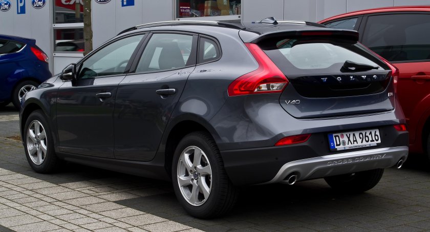 Volvo v40 Cross Country черная
