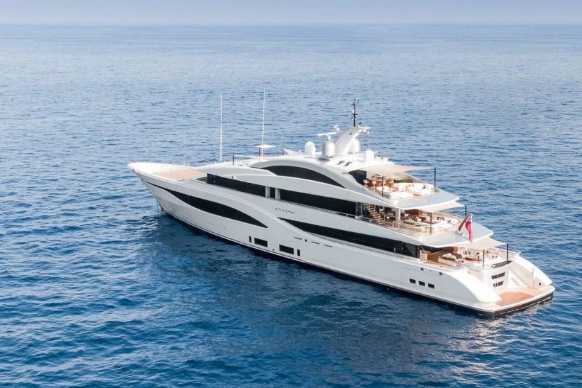 Majesty 140 yacht