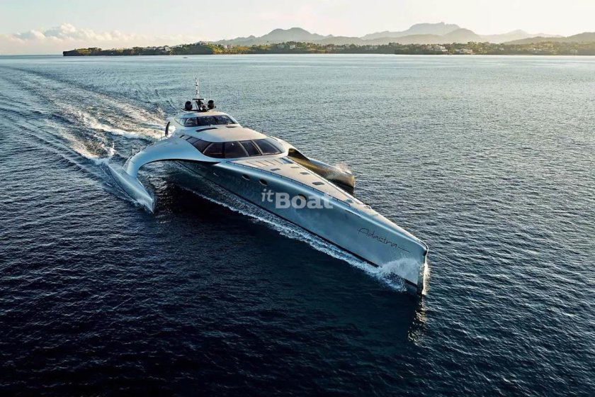 Тримаран Адастра