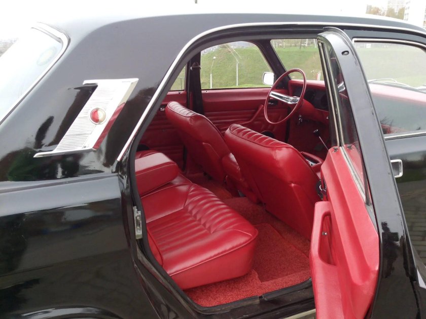 ГАЗ 24 красный салон сзади