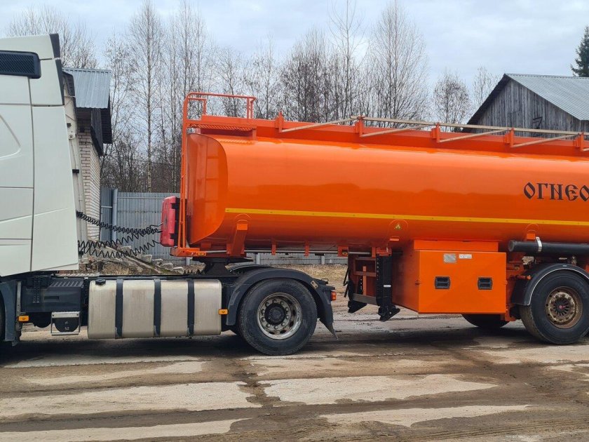 Цистерна бензовоз