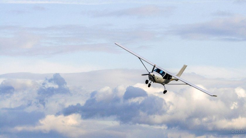 Самолет с пропеллером в небе