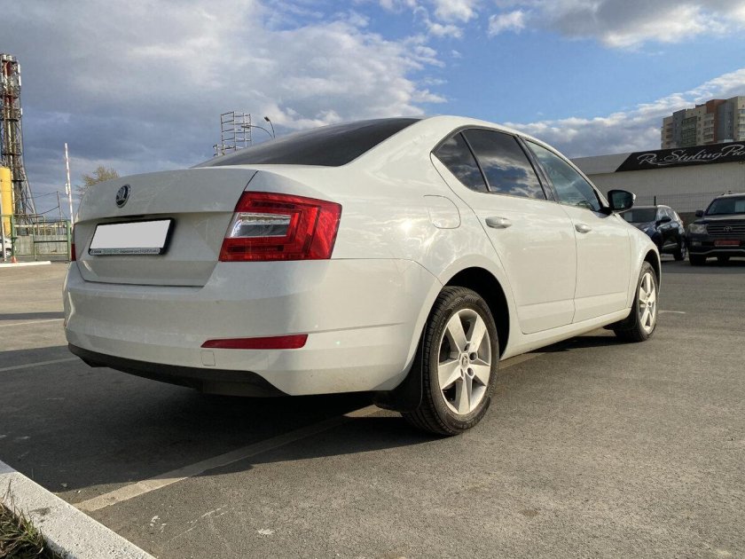 Октавия а8 белая