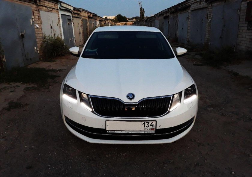 Белая шкодаьоктавиа а7