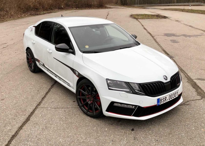 Шкода Октавия белая а7 RS