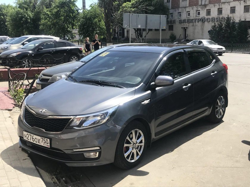 Kia Rio с черной крышей