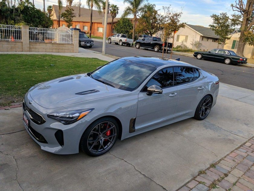 Kia Stinger серый