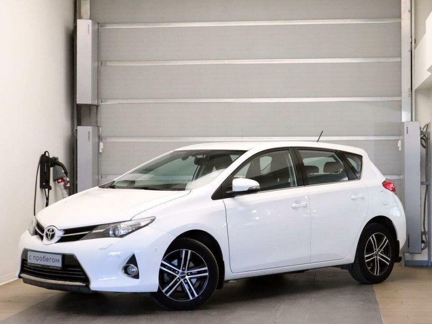 Тойота аурис 2014 года