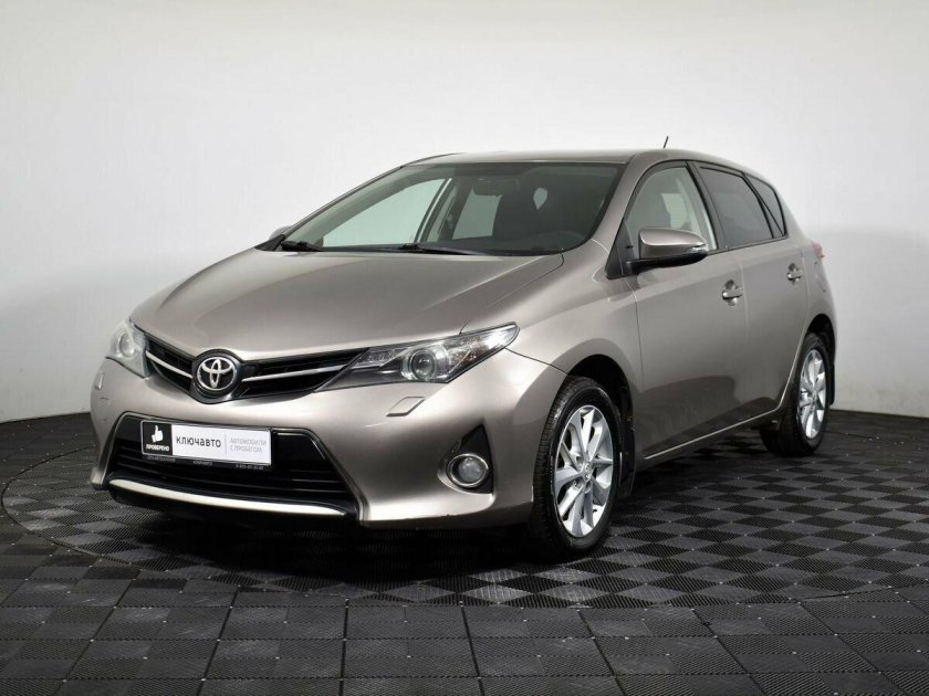 Тойота аурис 2014 года