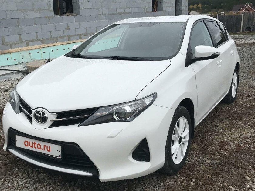 Тойота аурис 2014 год черная