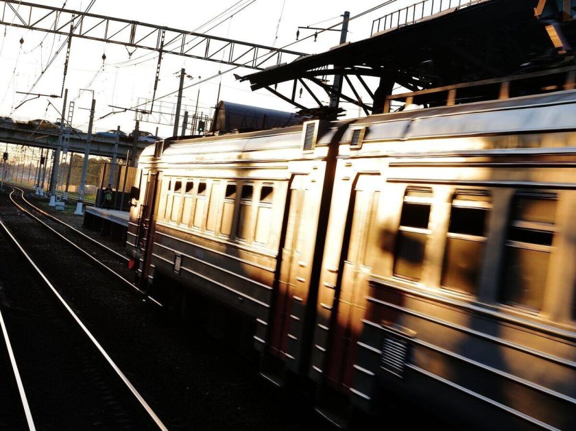 В окне поезда вокзал