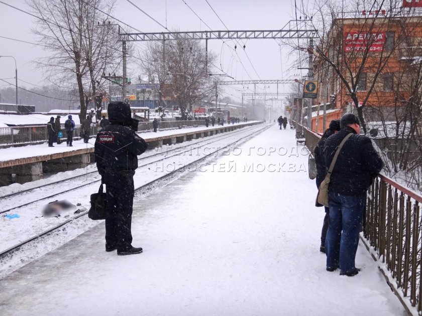 Электричка сбила человека Лианозово