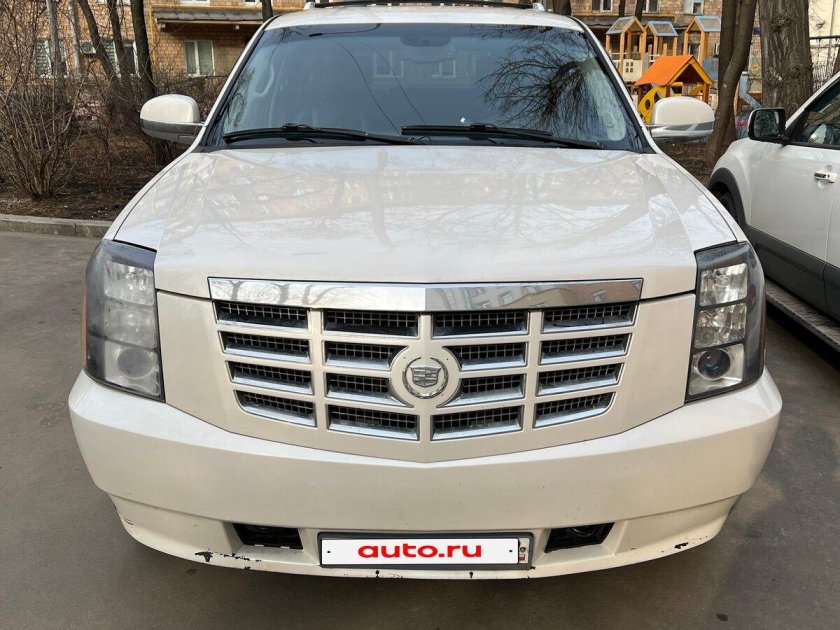 Белый кадиллак эскалейд