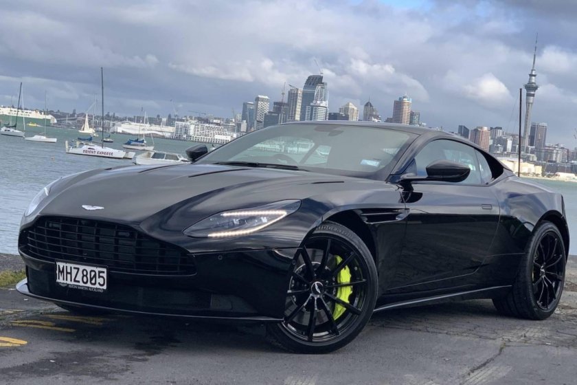 Астон Мартин db11