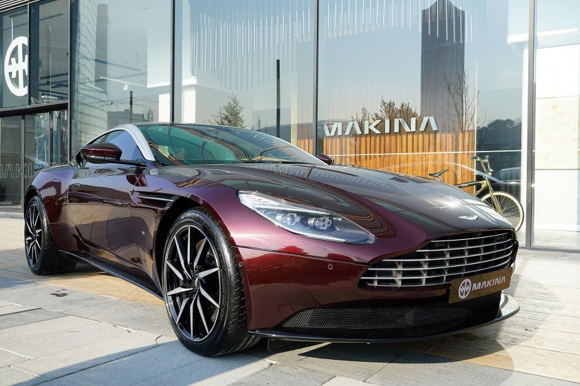 Астон мартин db11