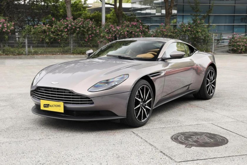 Автомобиль aston martin