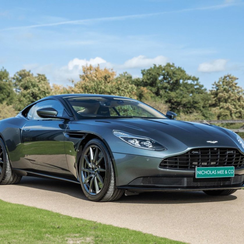 Aston Martin db11 2022