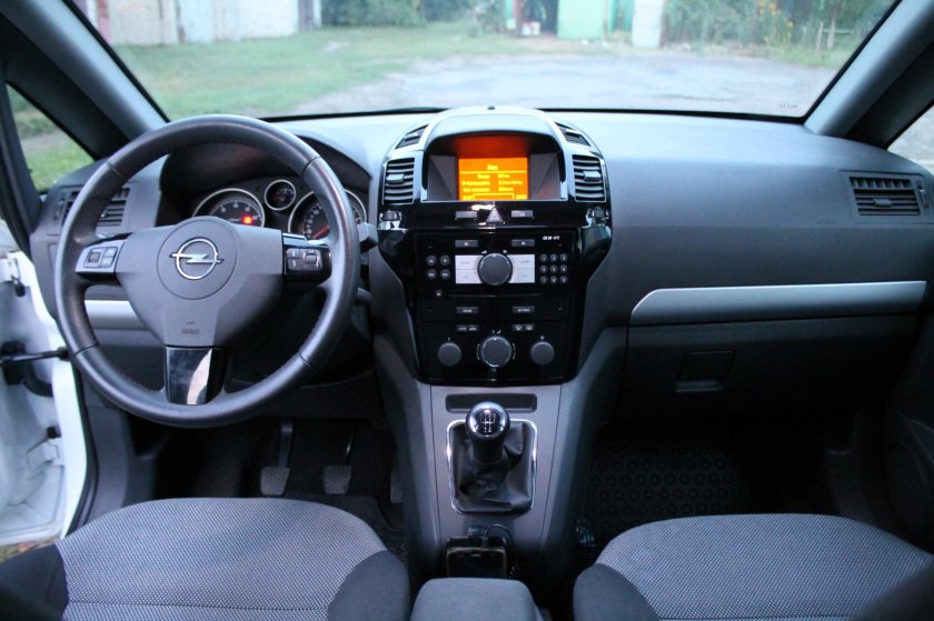Opel Zafira 2011 салон