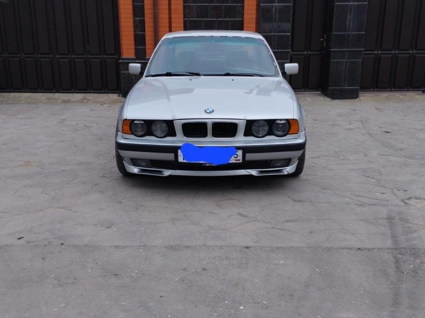 Двери от БМВ 525 34 кузове покрашена снежной королевы