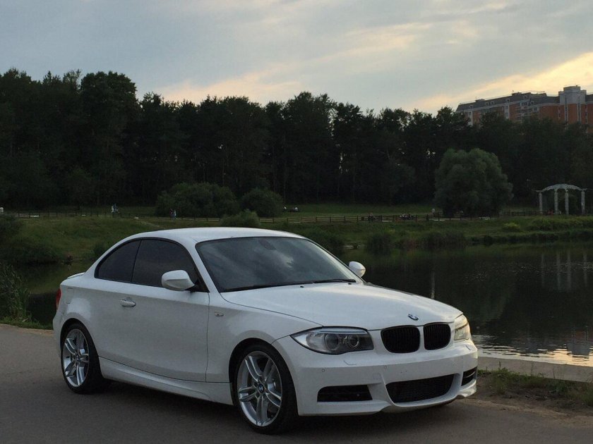 БМВ первой серии белая купе