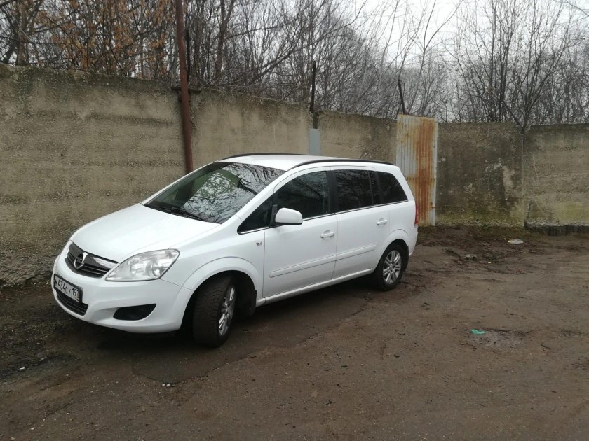 Опель Зафира белый 2013