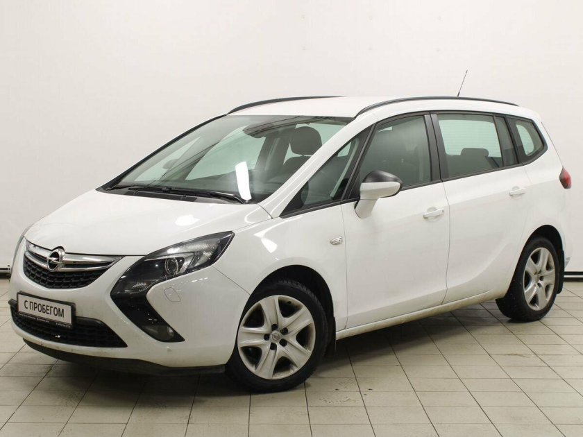 Опель Зафира b на белом фоне
