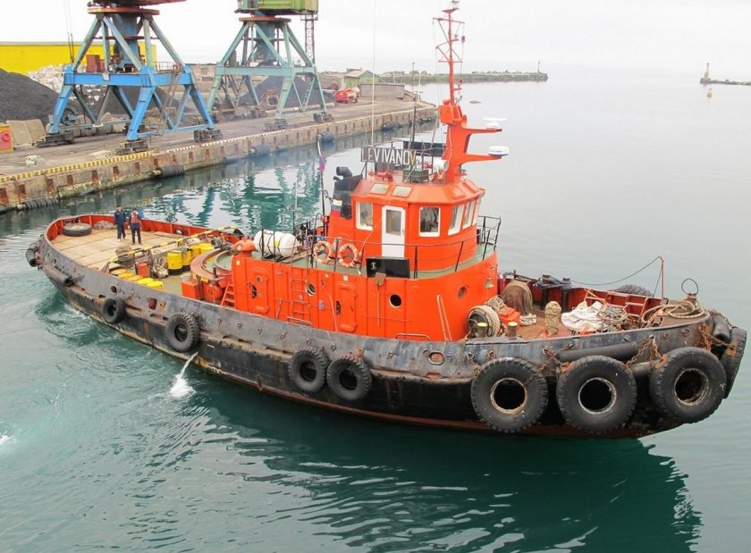 Морской портовый буксир-кантовщик