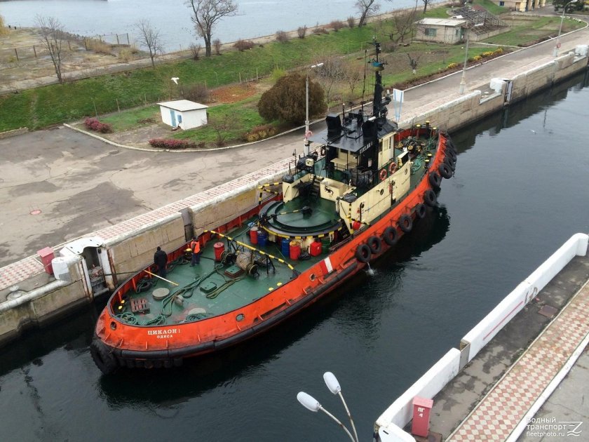 Морской портовый буксир-кантовщик