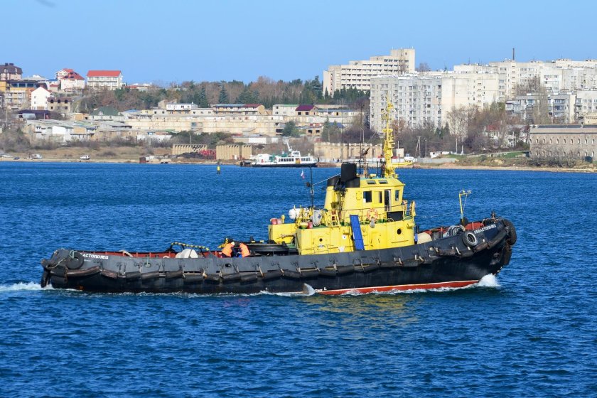 Морской портовый буксир-кантовщик