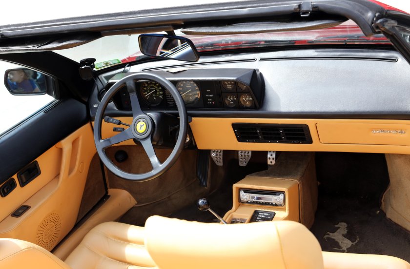 Ferrari Mondial dashboard