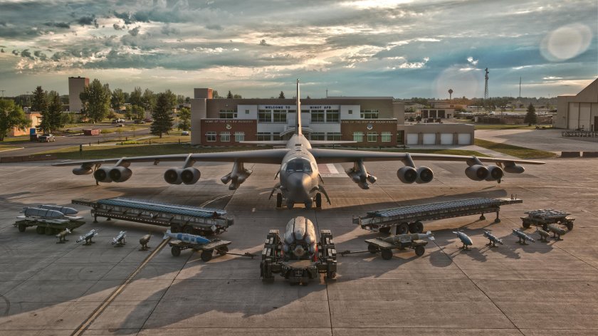 Стратофортресс в-52н стратегический бомбардировщик