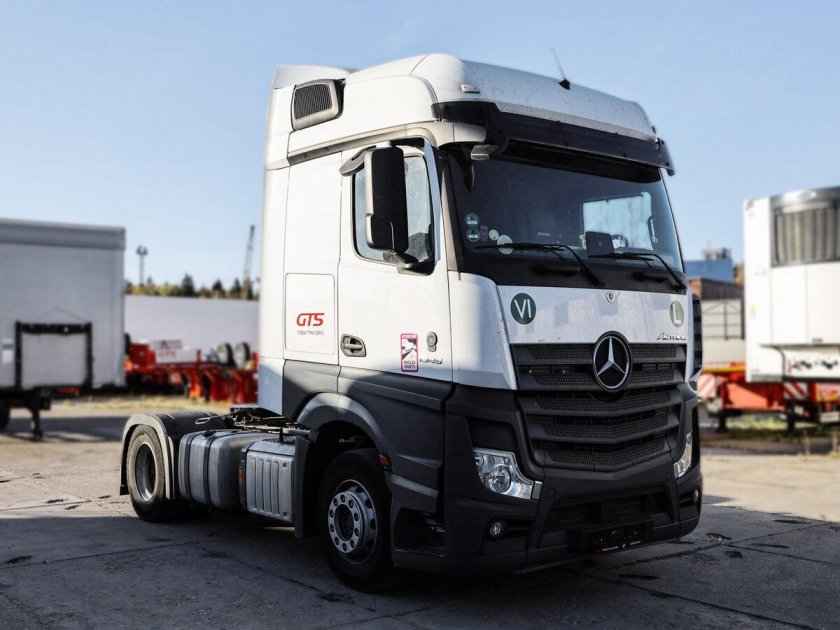 1845 Актрос на белом фоне