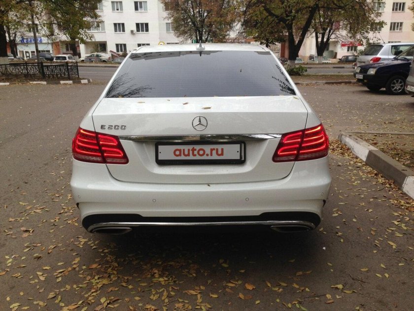 E 212 Мерседес сзади