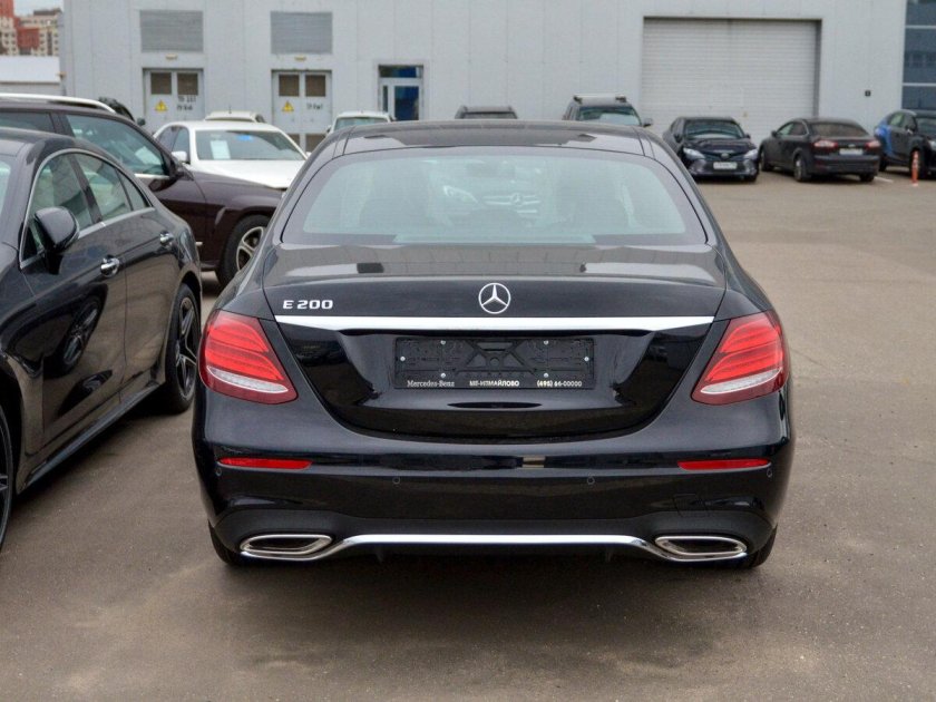 213 Мерседес сзади