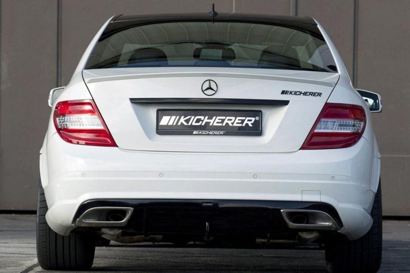 Mercedes-Benz c63 AMG сзади