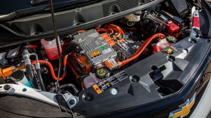 Шевроле болт под капотом