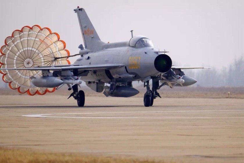 Истребитель j-7g