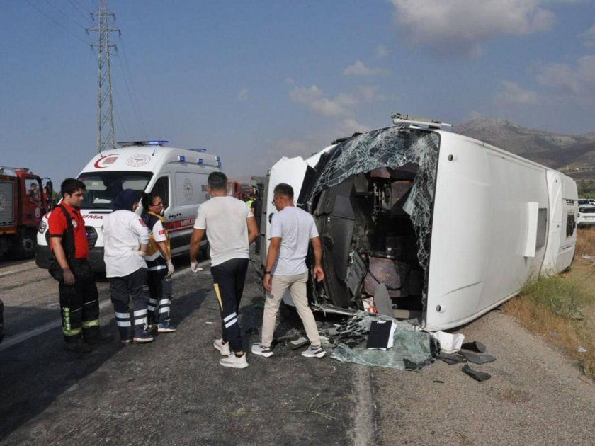В турции перевернулся автобус с пассажирами