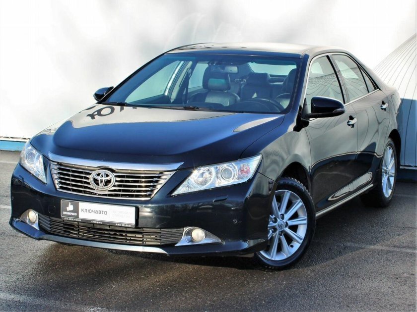 Серая тойота камри