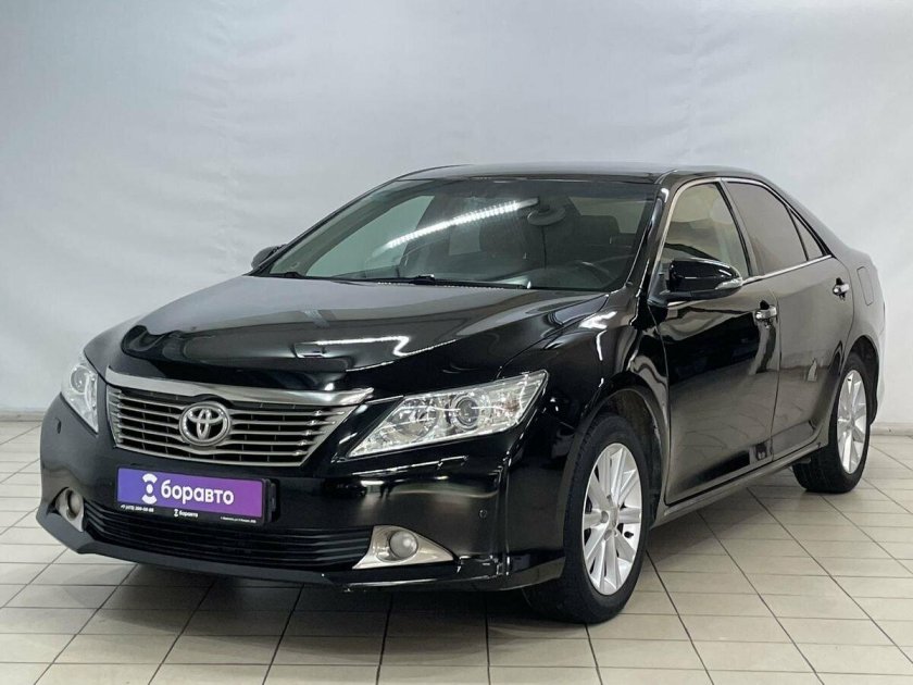 Черная тойота камри