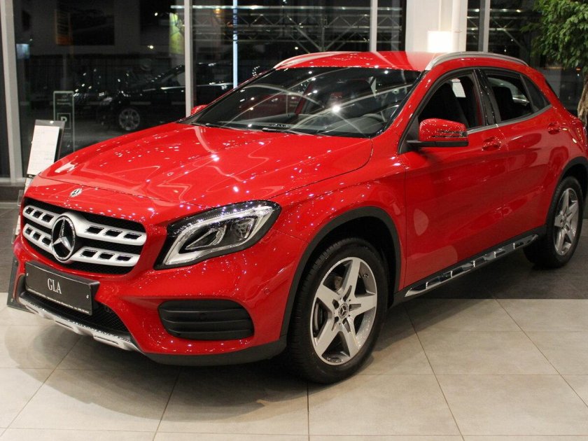 Мерседес GLA 200 красный