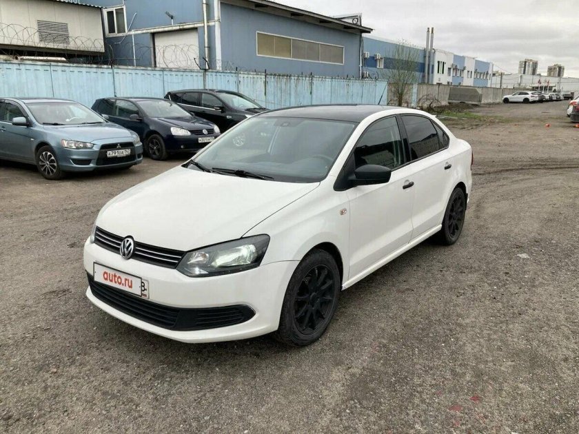 Белый фольксваген поло