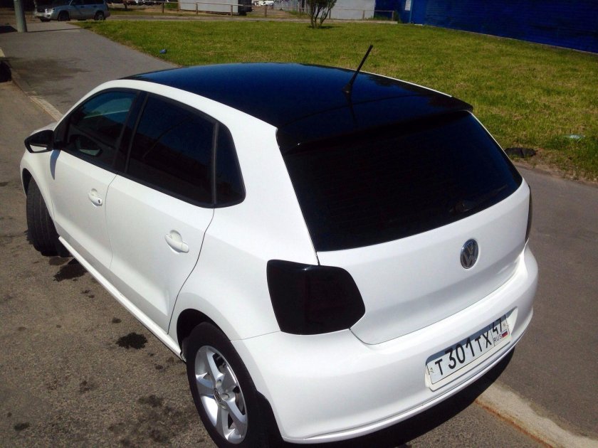 Volkswagen Polo 2011 с черной крышей