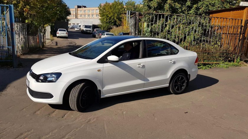 Фольксваген поло 2021чёрный на дисках