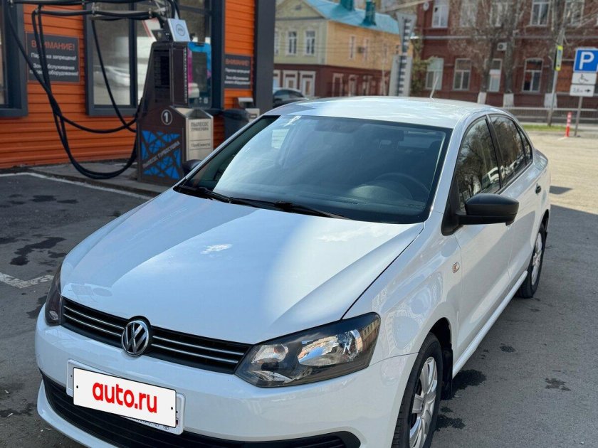 Белый volkswagen polo