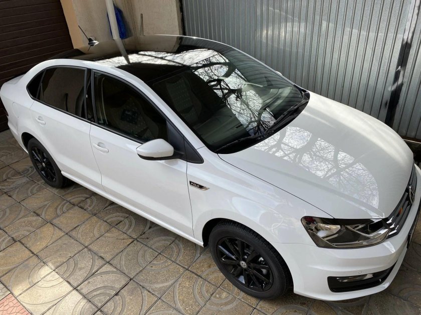 Фольксваген поло 2021 с черной крышей