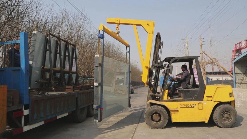 Как разгрузить стекло с пирамиды погрузчиком