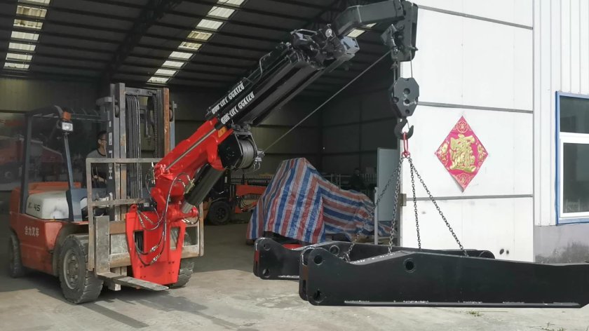 Вилочный погрузчик с телескопической стрелой