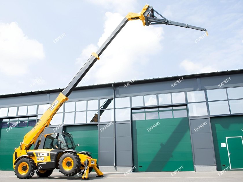 Телескопический погрузчик jcb