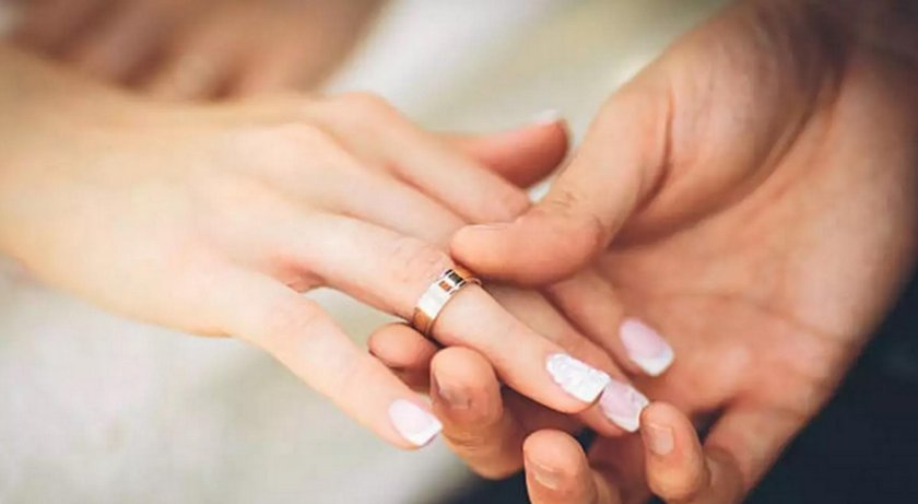 Обручальные кольца на руках